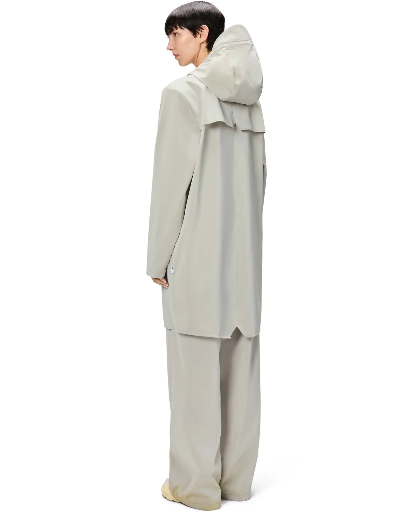 Impermeabile Long Jacket color gesso metallizzato con cappuccio dalla finitura metallica
