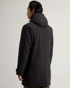 Impermeabile nero Woolrich in tessuto stretch con davantino e cappuccio staccabili