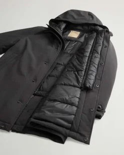 Impermeabile nero Woolrich in tessuto stretch con davantino e cappuccio staccabili