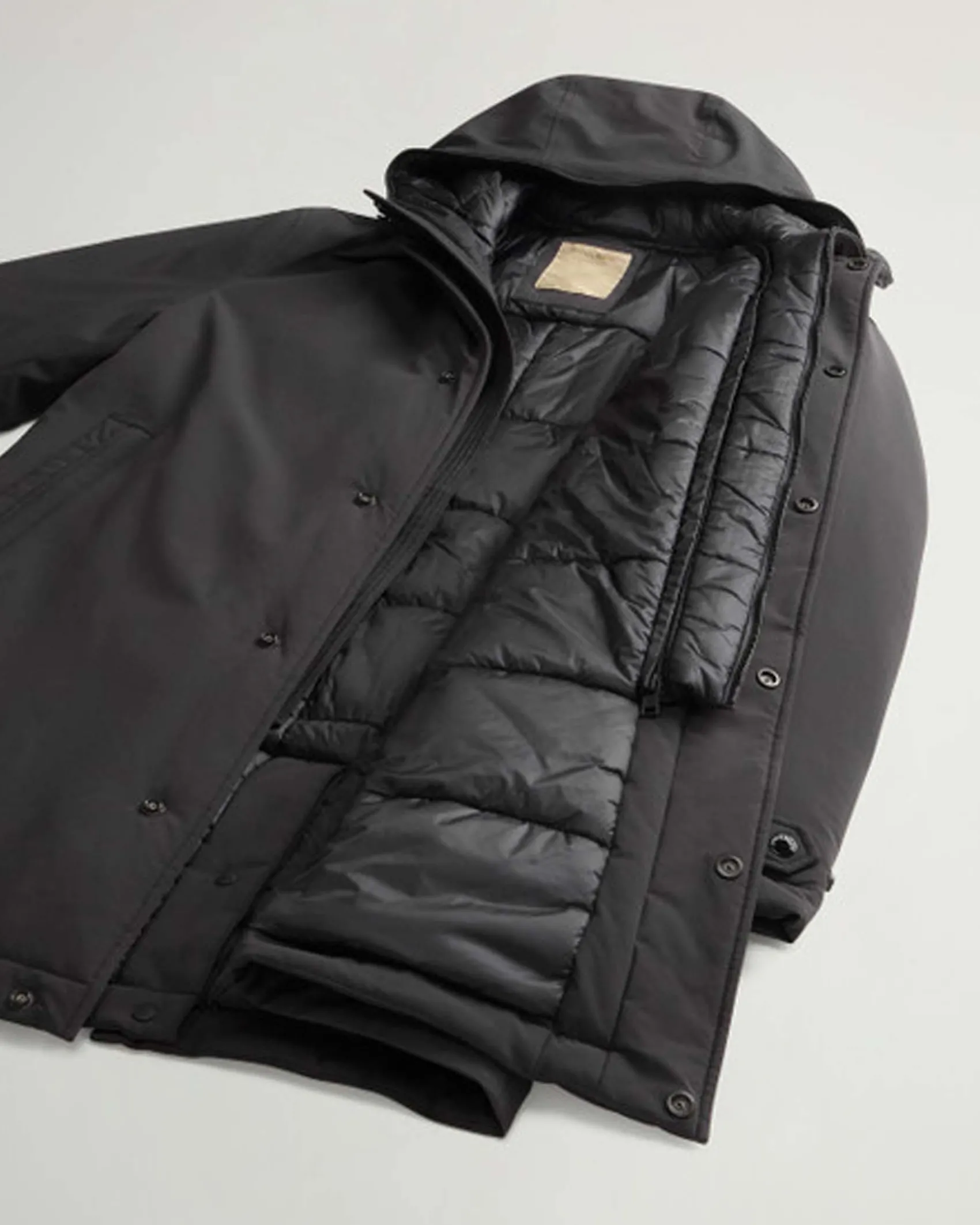 Impermeabile nero Woolrich in tessuto stretch con davantino e cappuccio staccabili