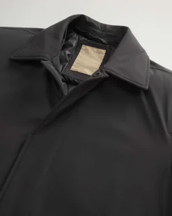 Impermeabile nero Woolrich in tessuto stretch con davantino e cappuccio staccabili