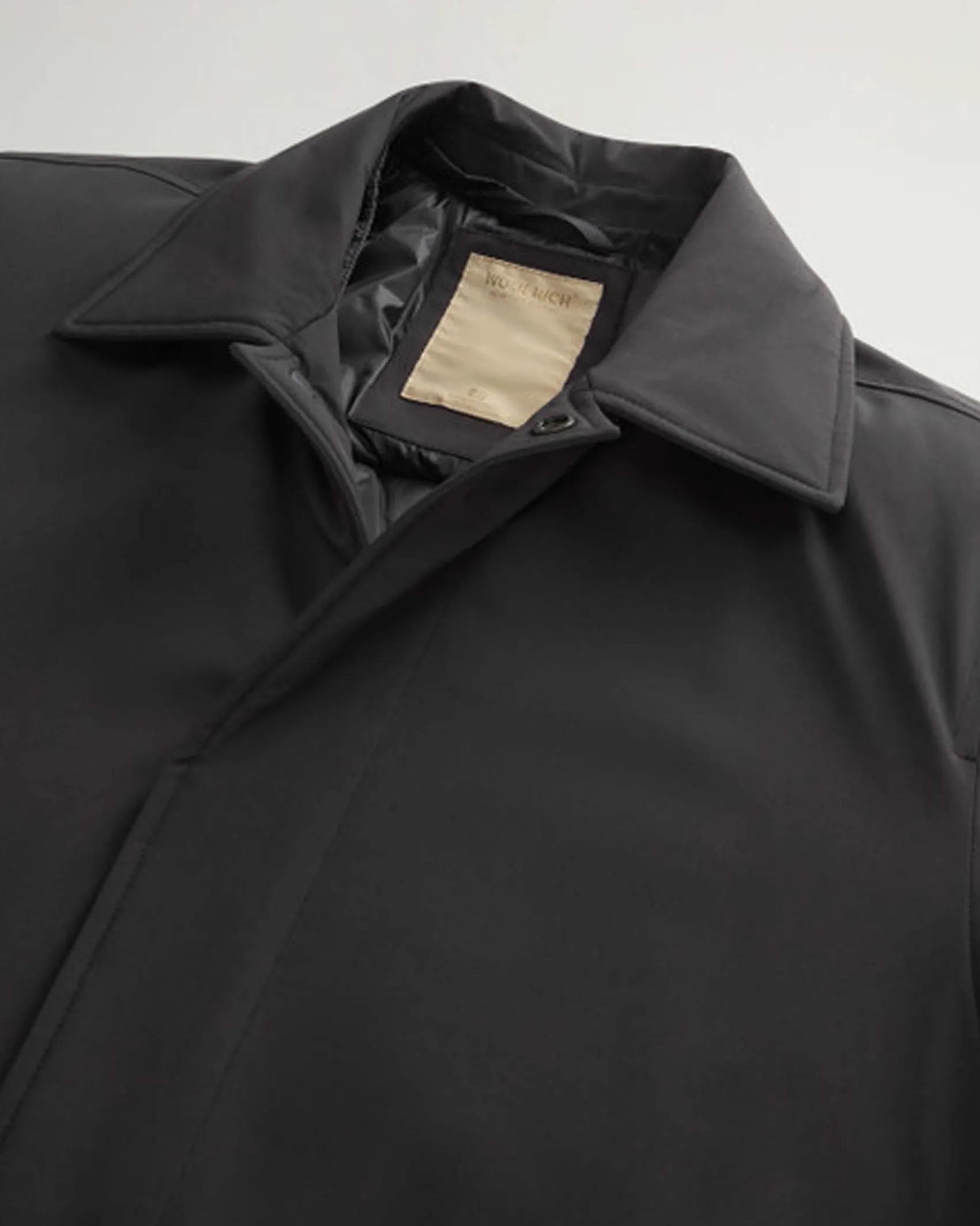 Impermeabile nero Woolrich in tessuto stretch con davantino e cappuccio staccabili