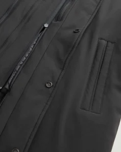 Impermeabile nero Woolrich in tessuto stretch con davantino e cappuccio staccabili