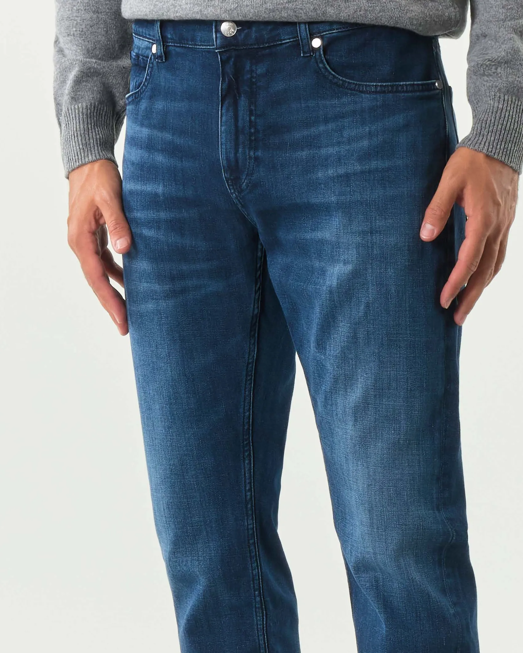 Jeans Boss Delaware slim-fit in cotone stretch lavaggio medio con leggere baffature