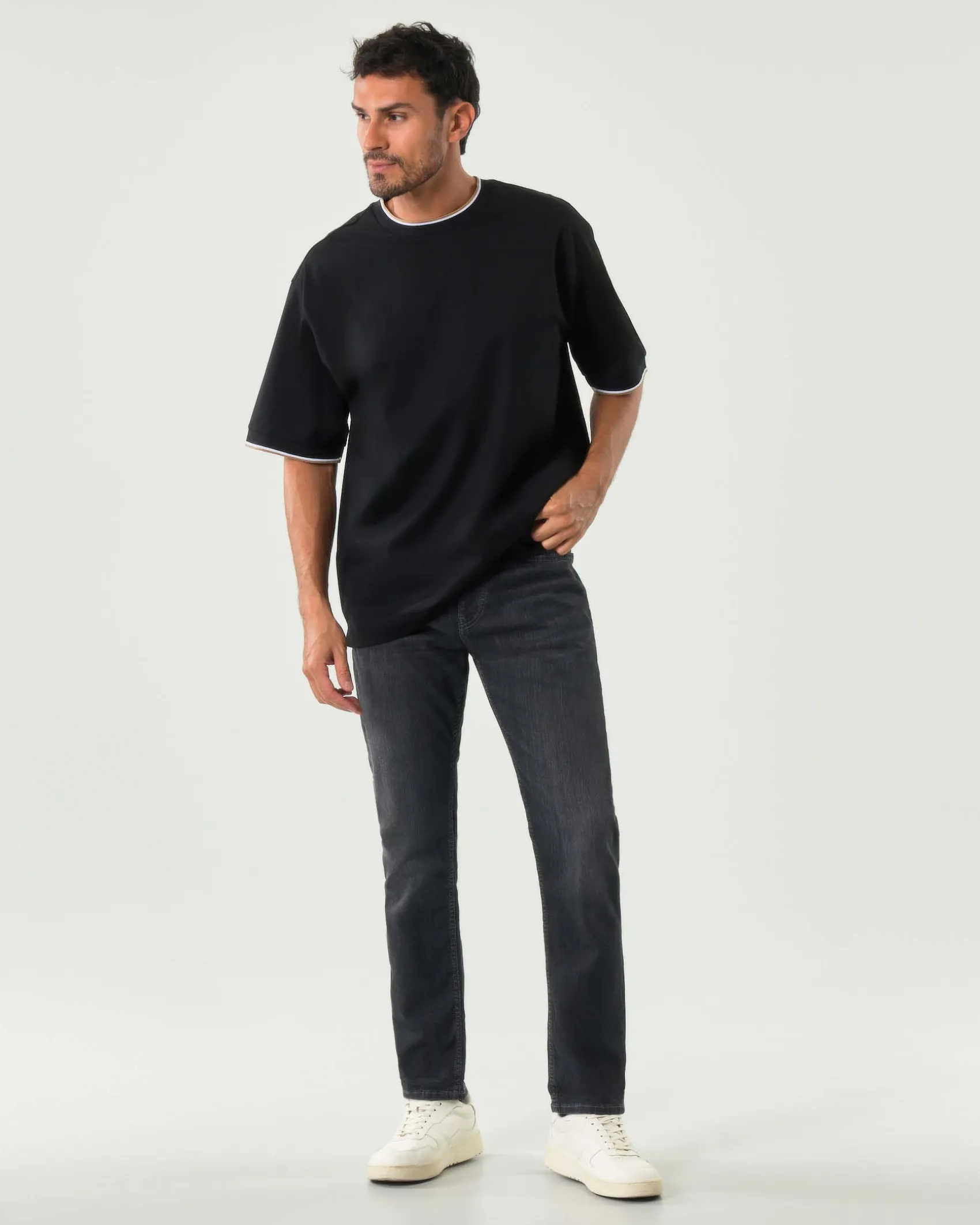Jeans Boss Delaware slim-fit in cotone stretch lavaggio nero stone washed con leggere baffature