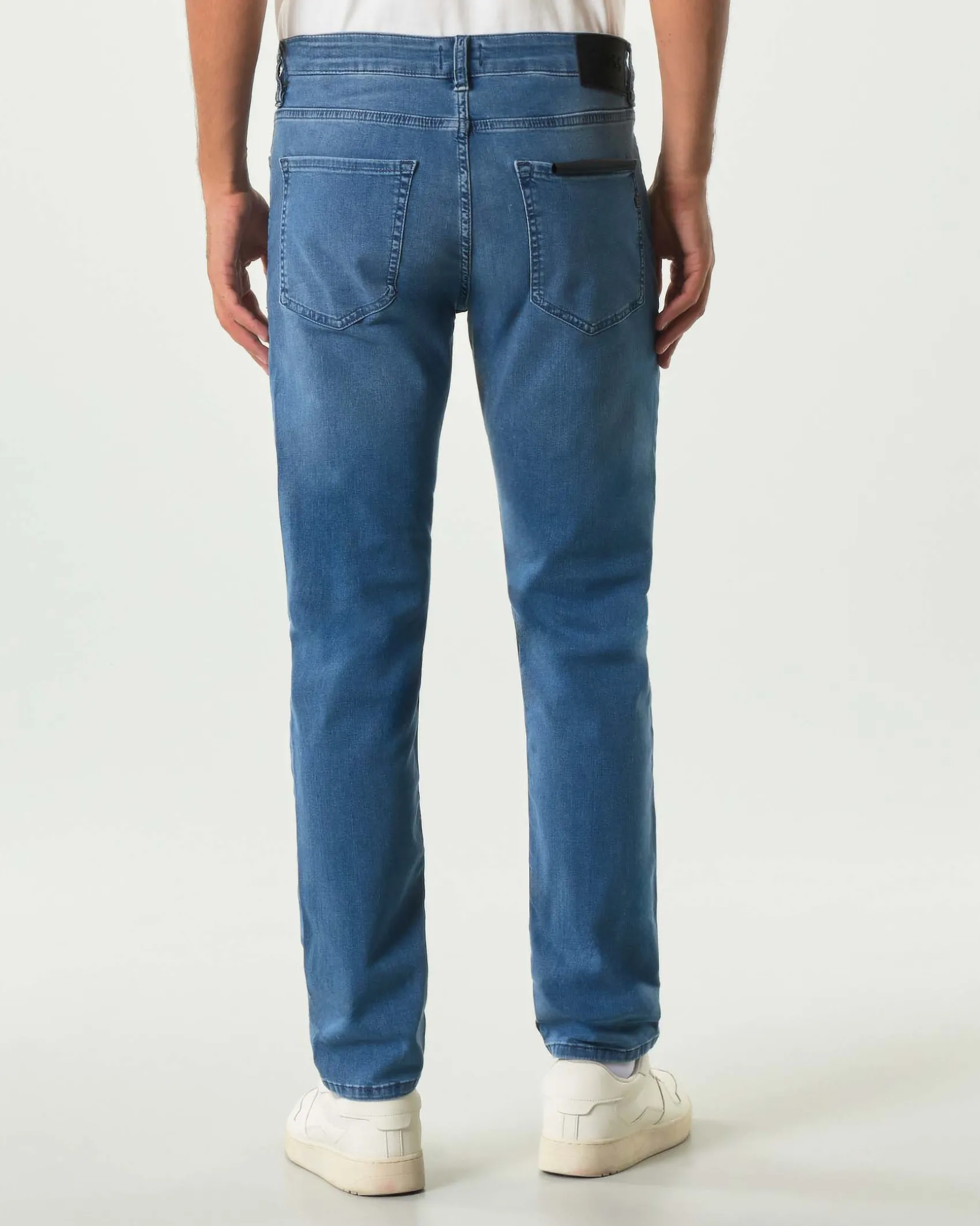 Jeans Boss Delaware slim-fit in cotone stretch lavaggio chiaro stone washed con leggere baffature