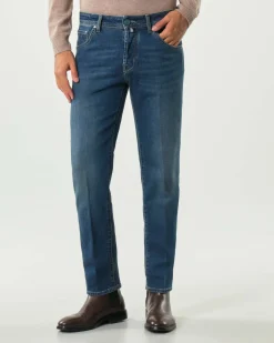 Jeans Jacob Cohen Scott carrot-fit in cotone stretch lavaggio medio stone washed con baffature