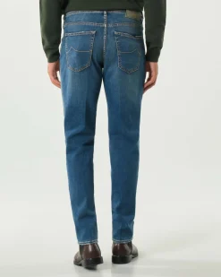Jeans Jacob Cohen Scott carrot-fit in cotone stretch lavaggio chiaro stone washed con micro abrasioni