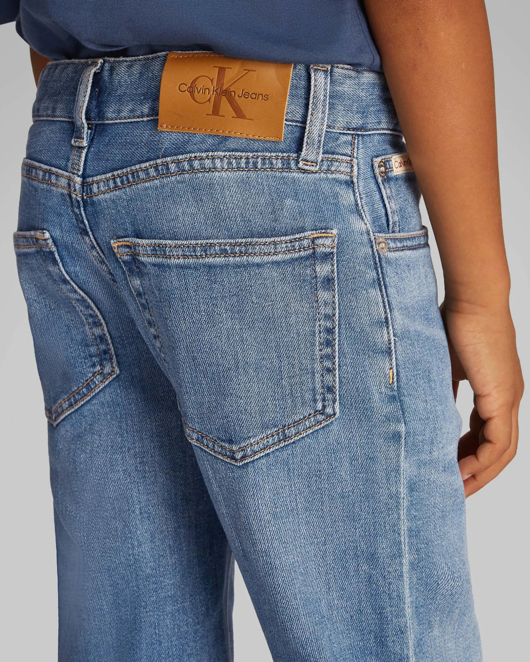 Jeans straight Calvin Klein a lavaggio medio stone washed in cotone stretch
