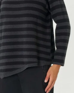 Maglia antracite e nera a righe in cotone stretch con collo a cratere e fondo a punte