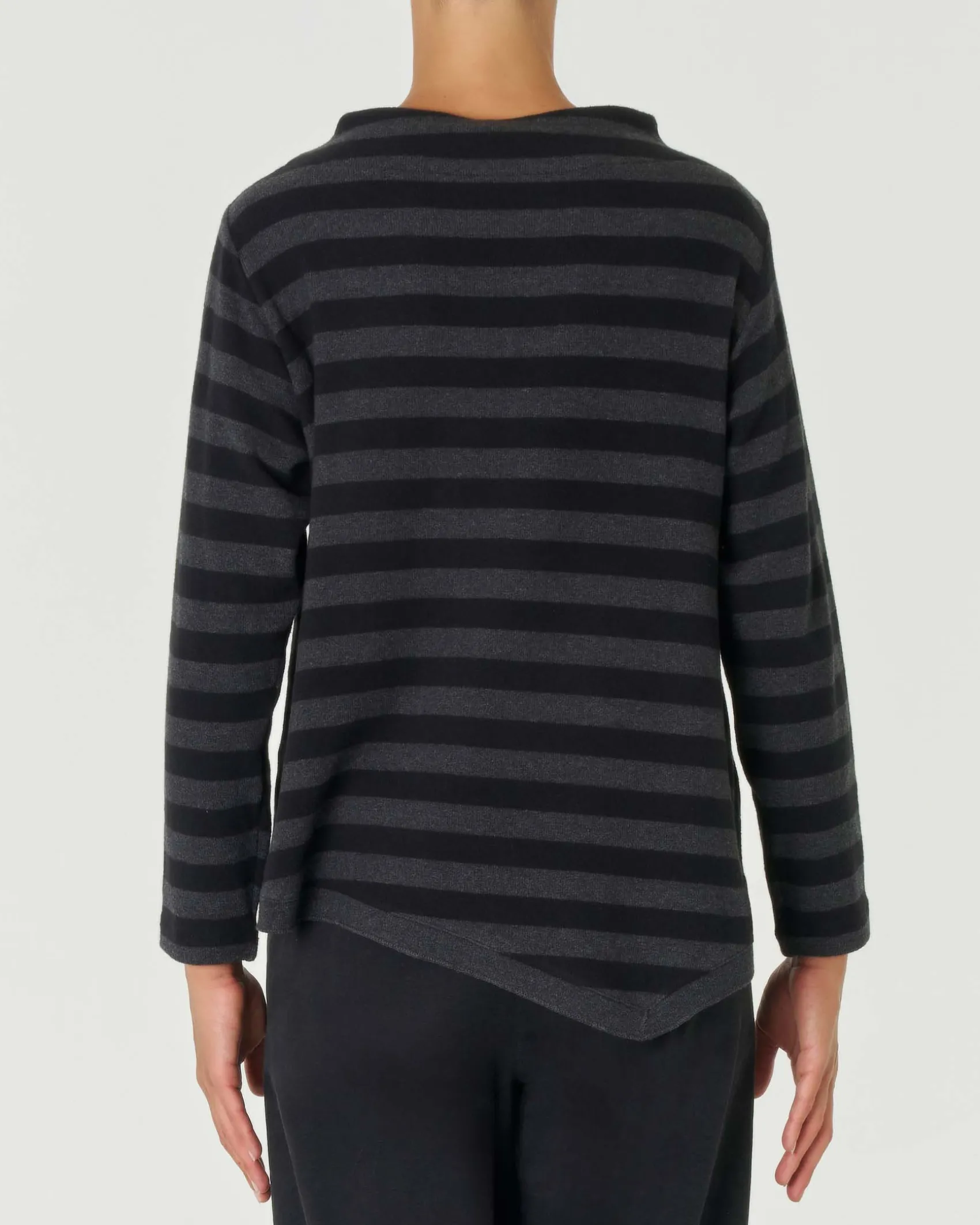 Maglia antracite e nera a righe in cotone stretch con collo a cratere e fondo a punte