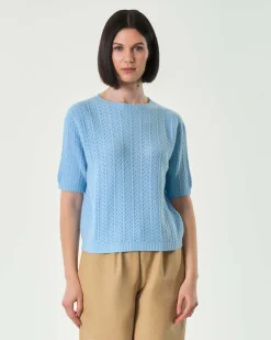 Maglia azzurra a maniche corte in viscosa a motivo punzonato a spina di pesce
