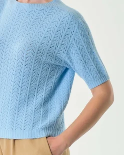 Maglia azzurra a maniche corte in viscosa a motivo punzonato a spina di pesce
