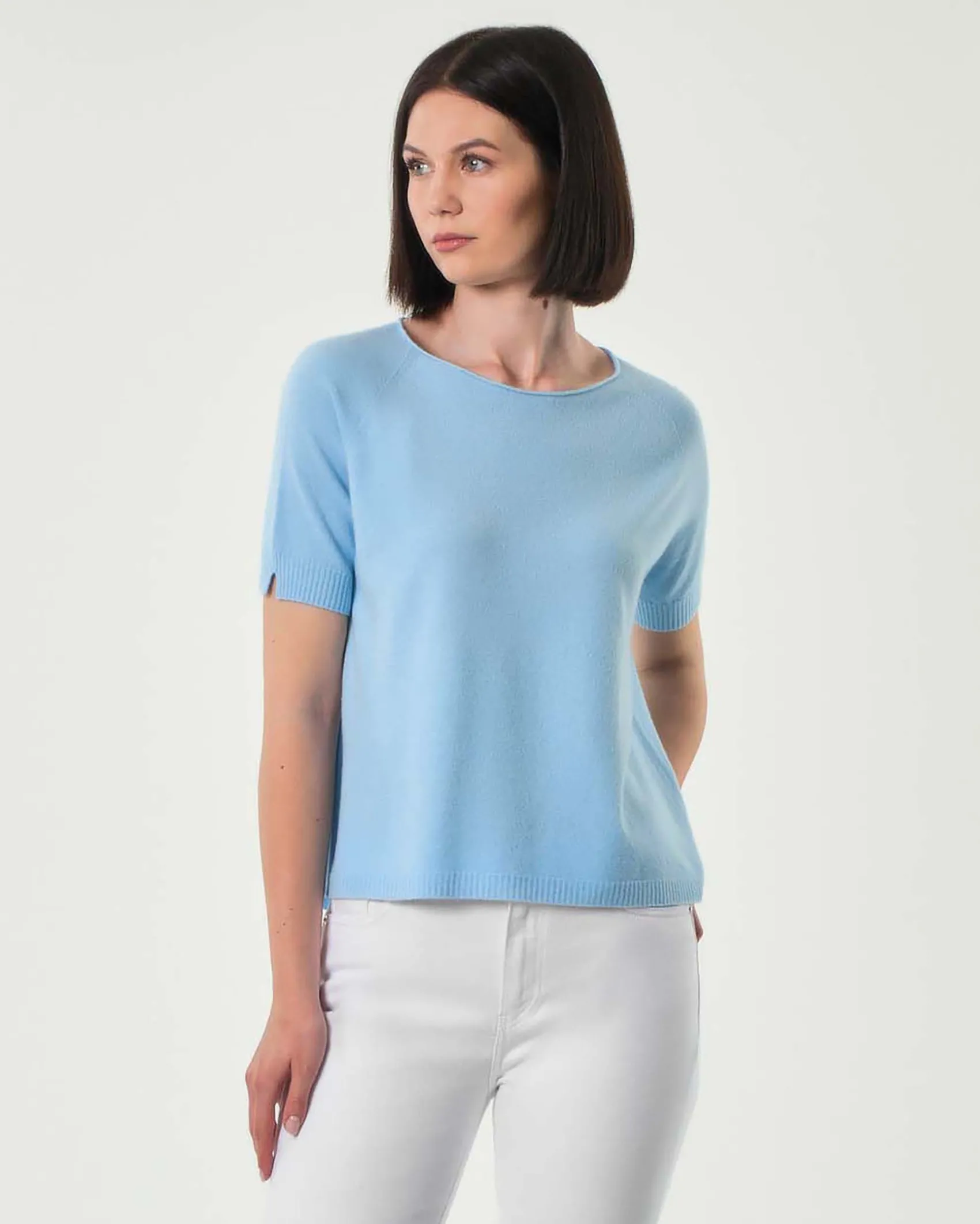 Maglia azzurra in misto viscosa a maniche corte con spacchetto sul fondo posteriore