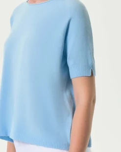 Maglia azzurra in misto viscosa a maniche corte con spacchetto sul fondo posteriore