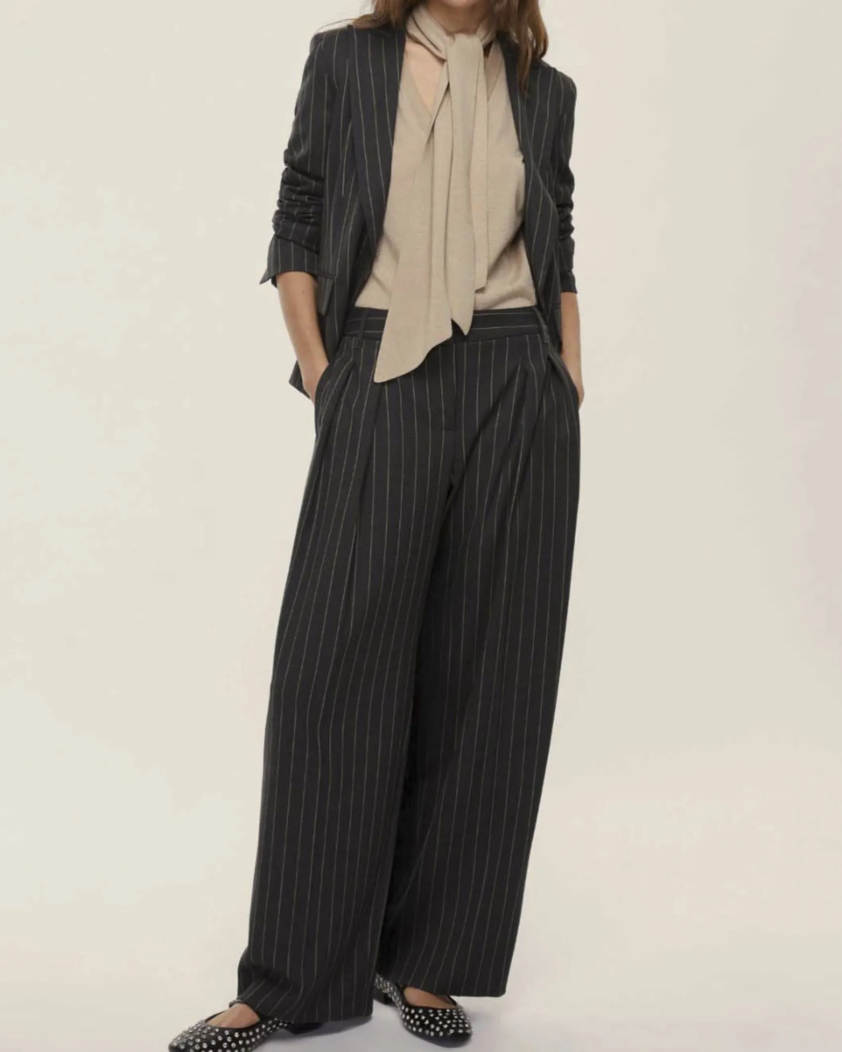 Maglia beige Emme Marella in misto lana con inserti in lurex a scollo a V e sciarpa rimovibile