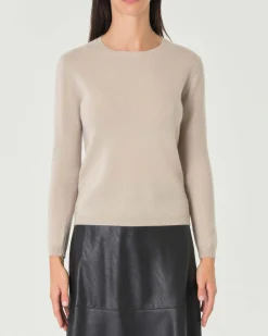 Maglia beige girocollo in cashmere con profili lavorati a costine