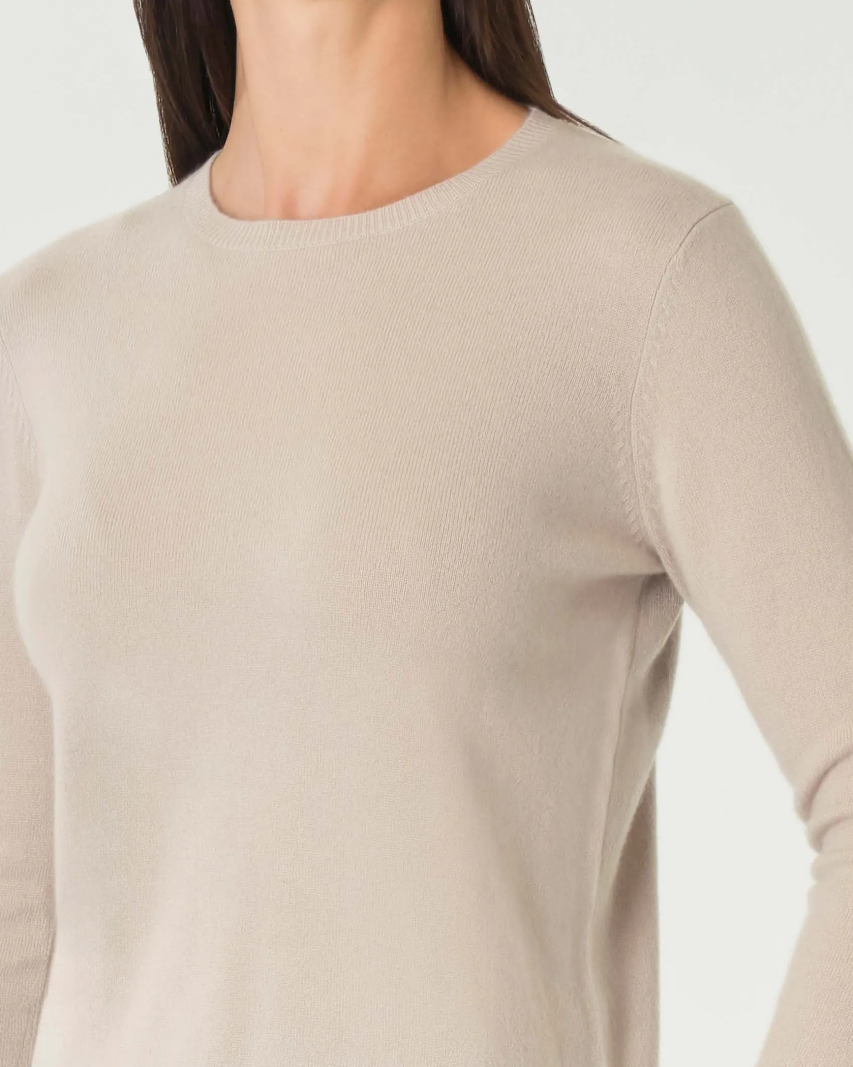 Maglia beige girocollo in cashmere con profili lavorati a costine