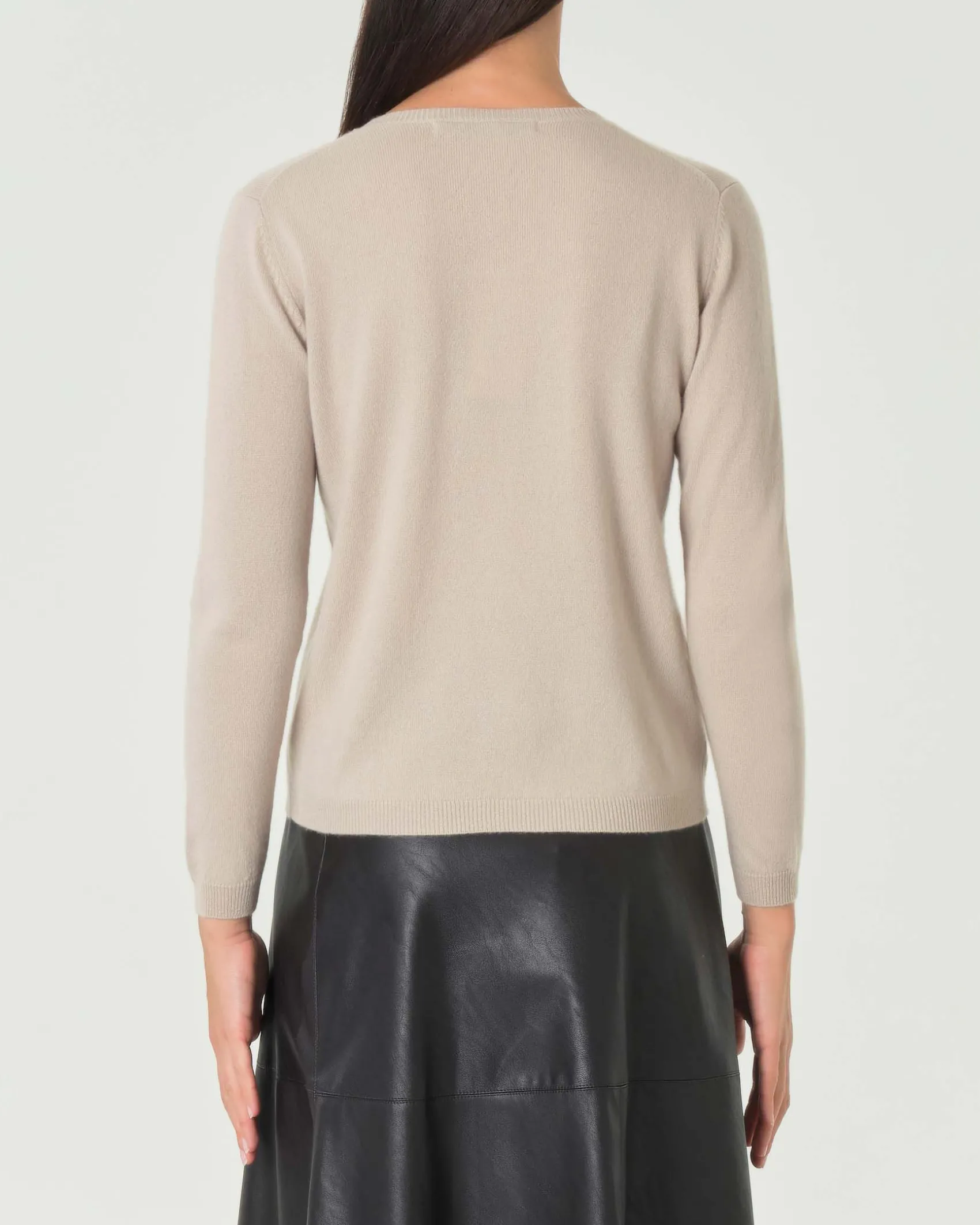 Maglia beige girocollo in cashmere con profili lavorati a costine
