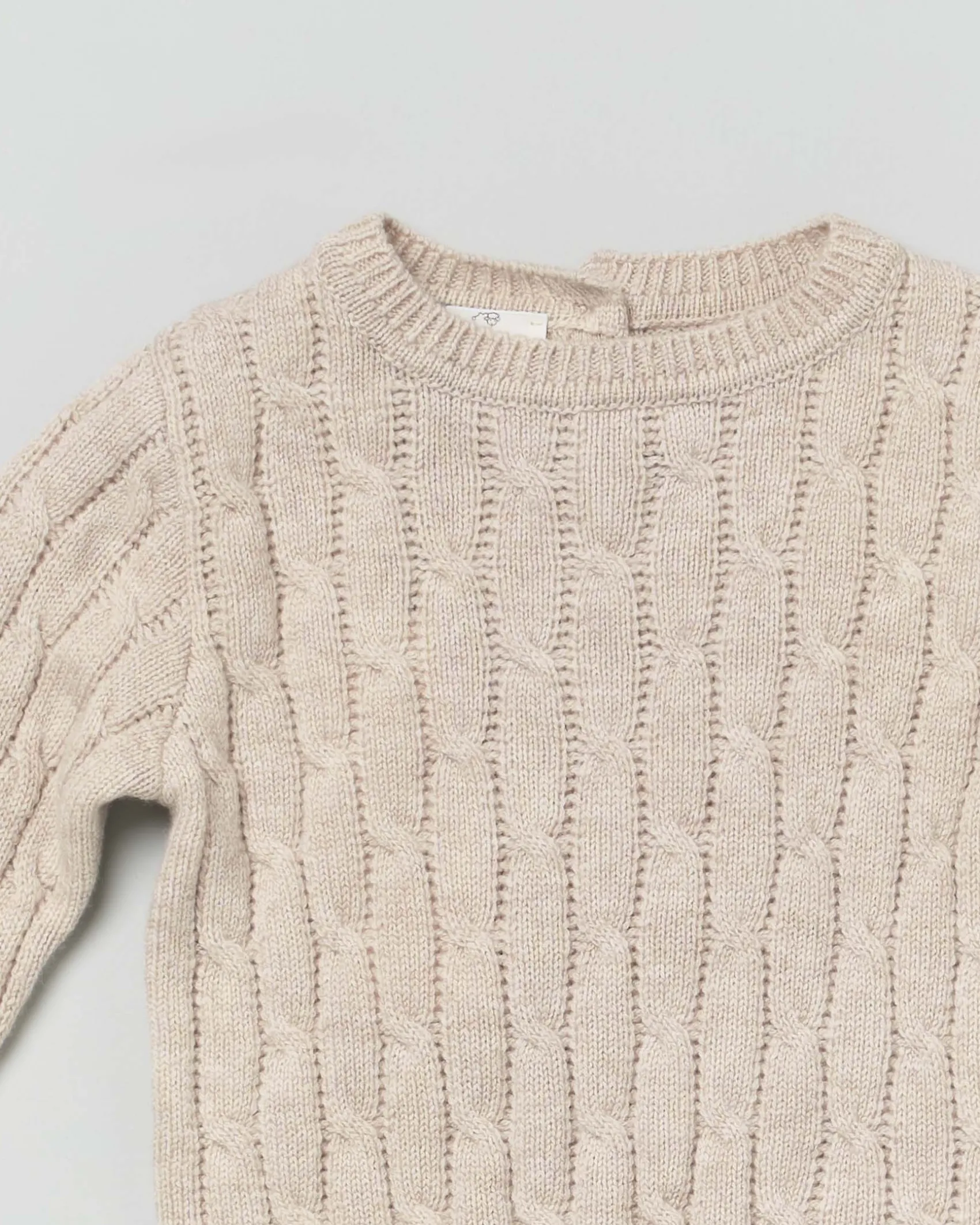 Maglia beige girocollo in pura lana a trecce