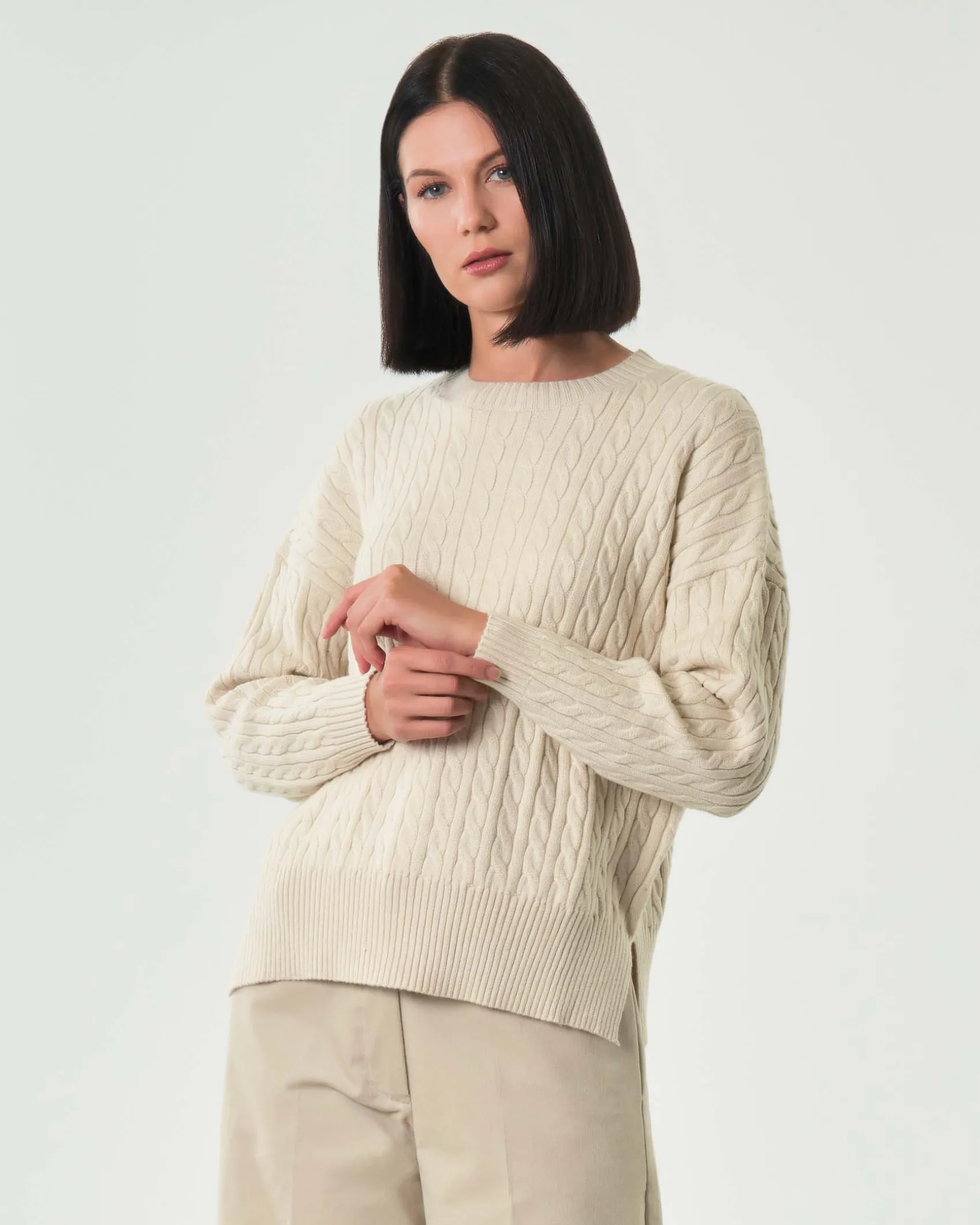Maglia beige Hlo! in misto viscosa a trecce con spacchetti laterali al fondo