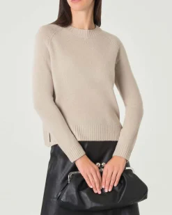 Maglia beige in cashmere con scollo tondo e spacchetti laterali