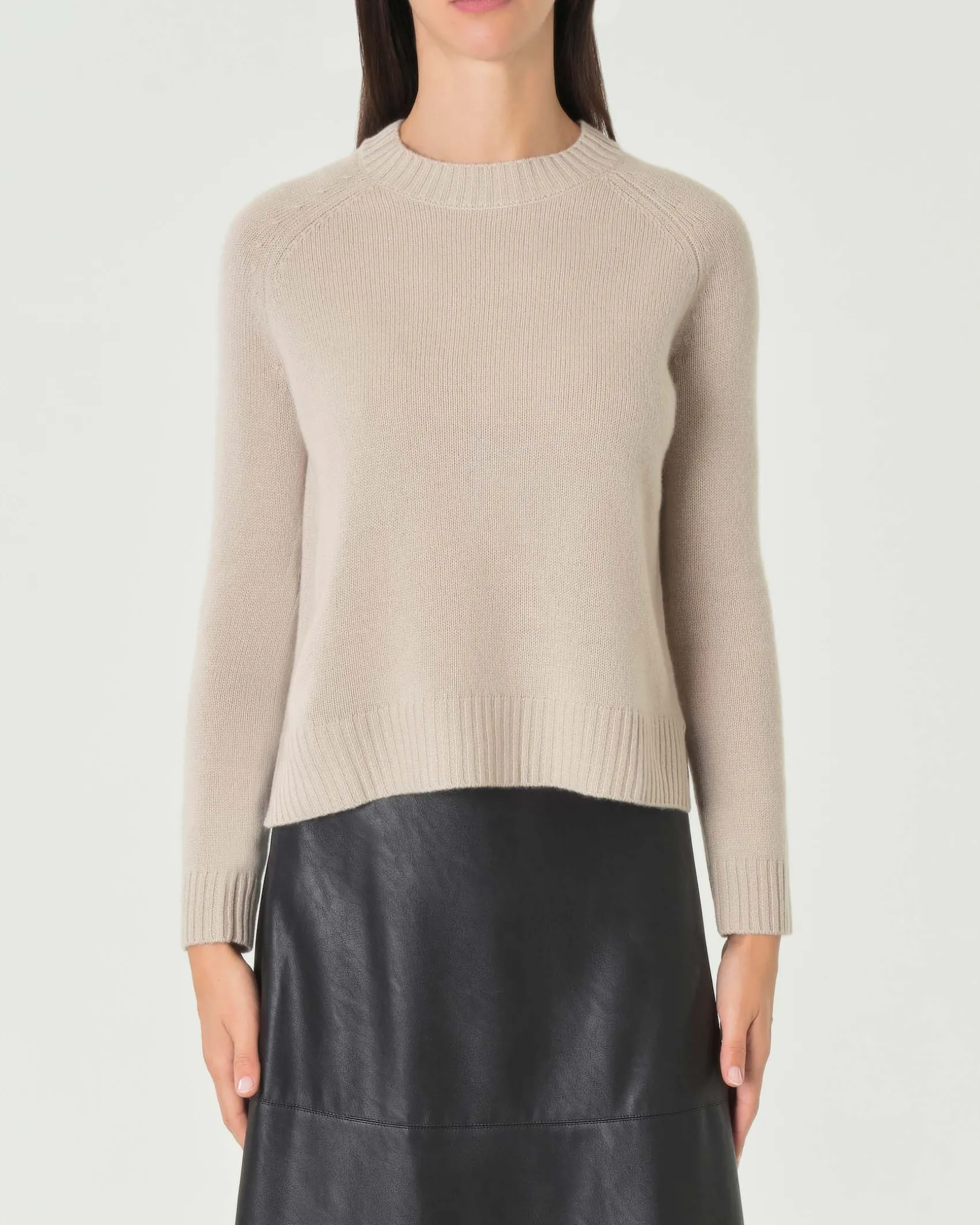 Maglia beige in cashmere con scollo tondo e spacchetti laterali