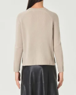 Maglia beige in cashmere con scollo tondo e spacchetti laterali