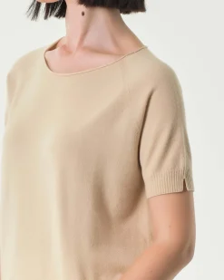 Maglia beige in misto viscosa a maniche corte con spacchetto sul fondo posteriore