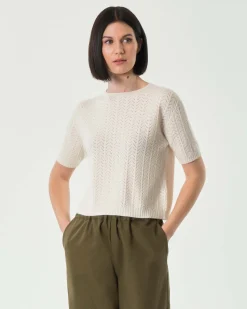 Maglia bianca a maniche corte in viscosa a motivo punzonato a spina di pesce