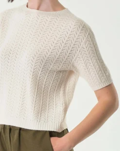 Maglia bianca a maniche corte in viscosa a motivo punzonato a spina di pesce