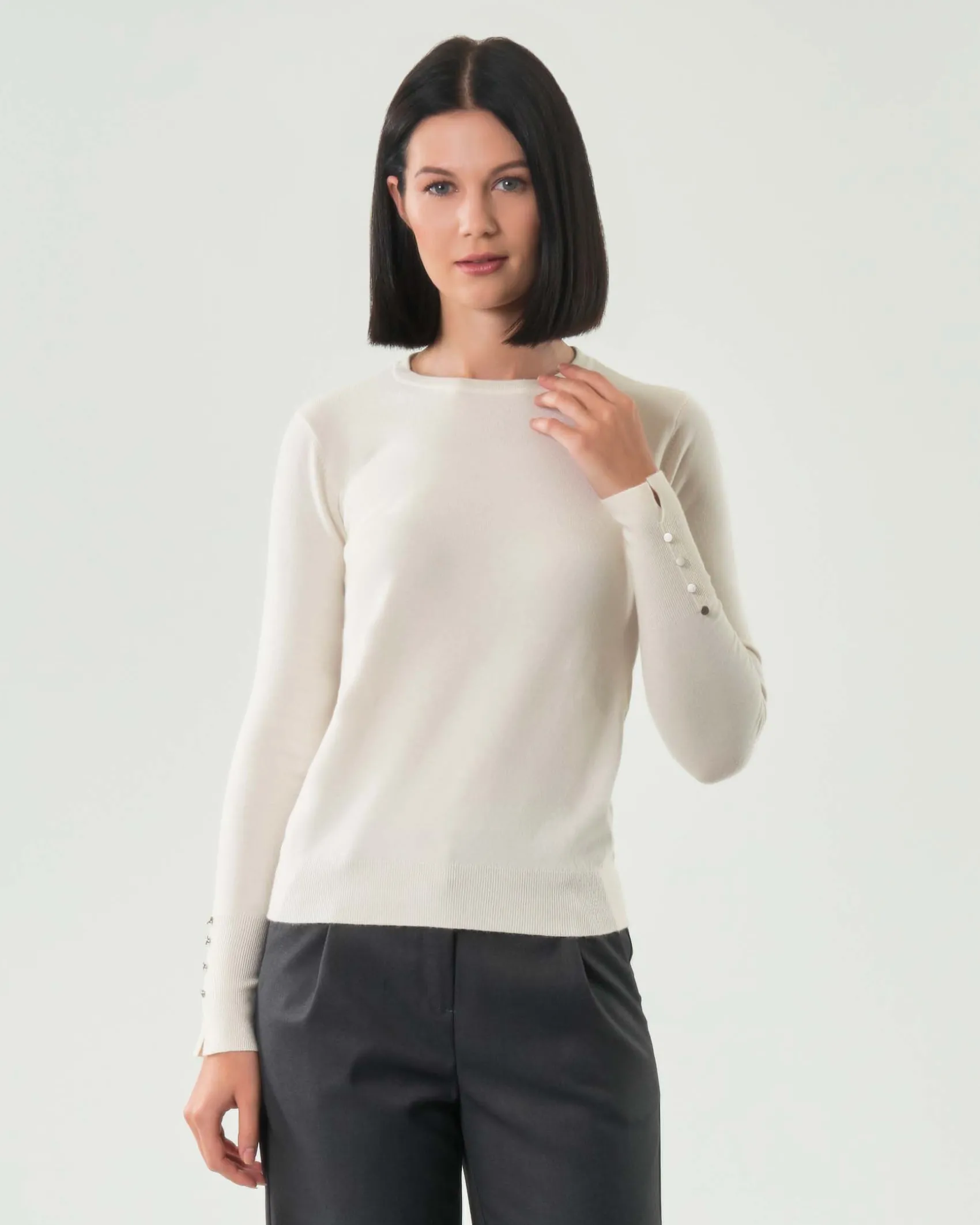 Maglia bianca Hlo! in misto viscosa con polsini alti lavorati a costine con bottoncini in metallo satinato