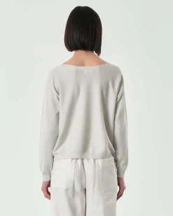 Maglia bianca in misto viscosa con inserti in lurex oro e scollo a barchetta