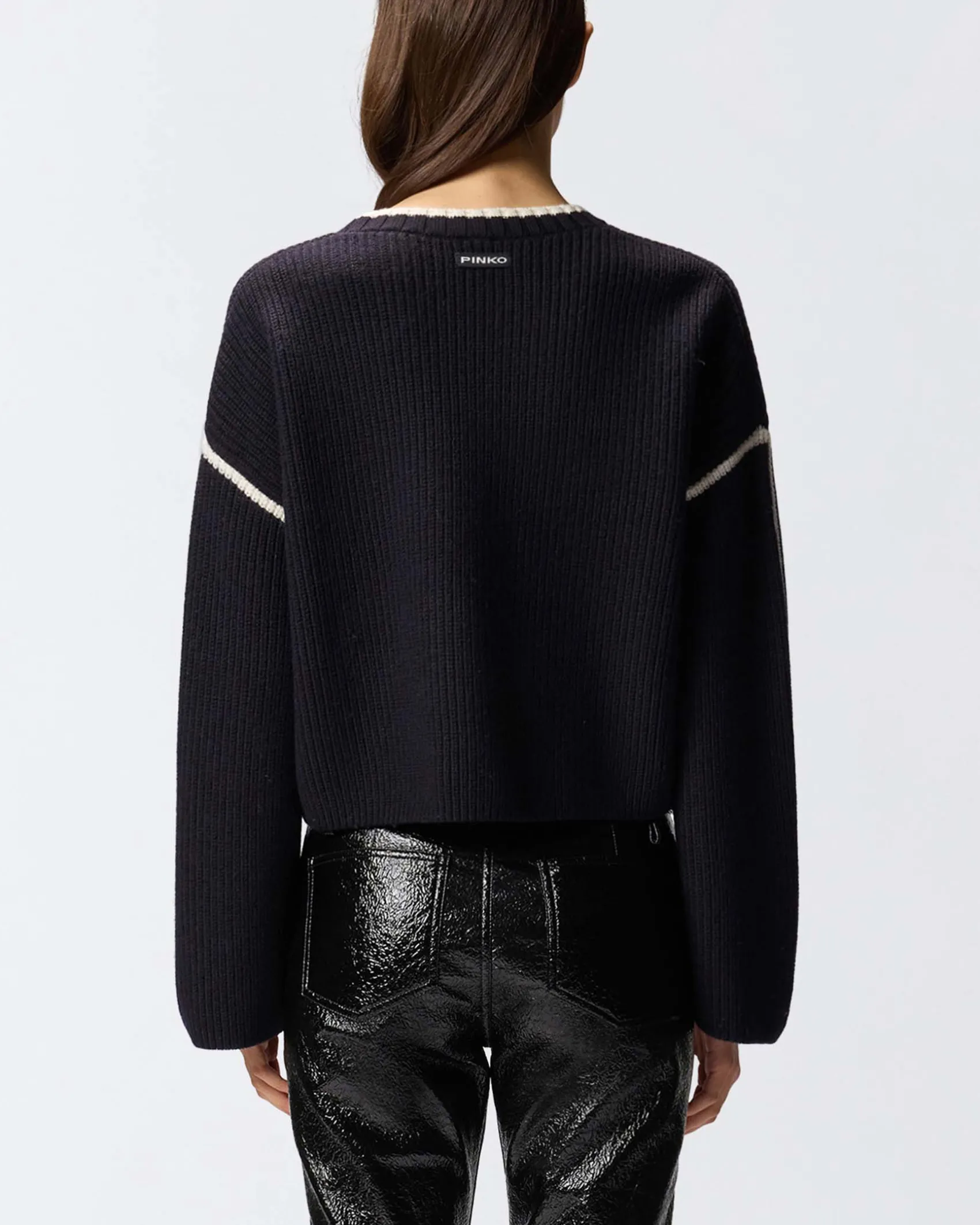 Maglia blu a coste Pinko in lana merino dalla linea cropped con cuore e logo ricamato sul petto