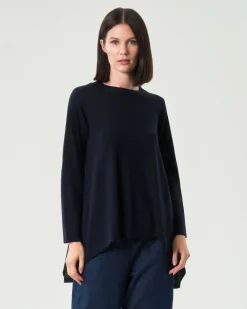 Maglia blu girocollo Jurerê in lana merino con fondo più lungo sul retro con faldone
