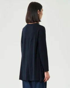 Maglia blu girocollo Jurerê in lana merino con fondo più lungo sul retro con faldone