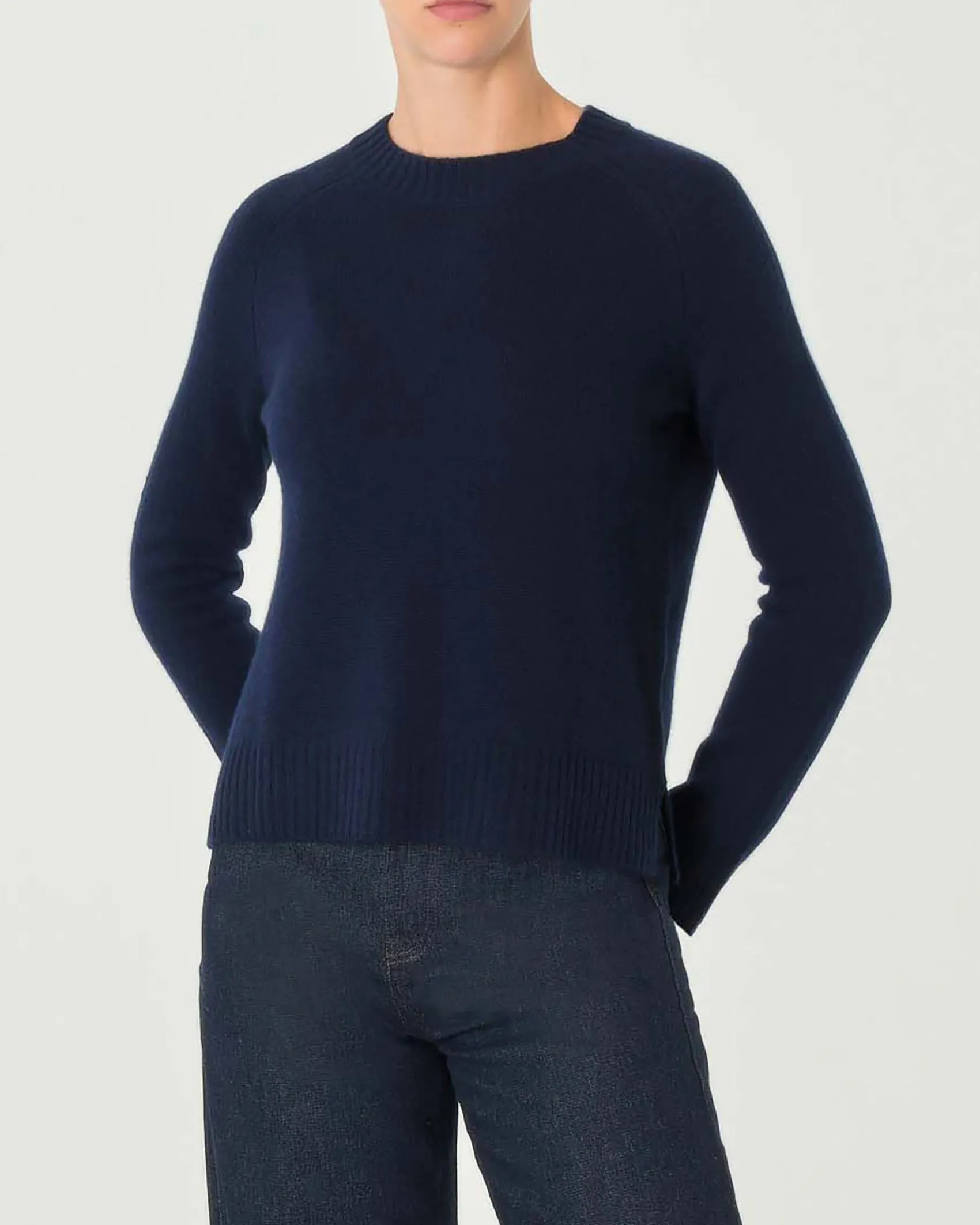 Maglia blu in cashmere con scollo tondo e spacchetti laterali