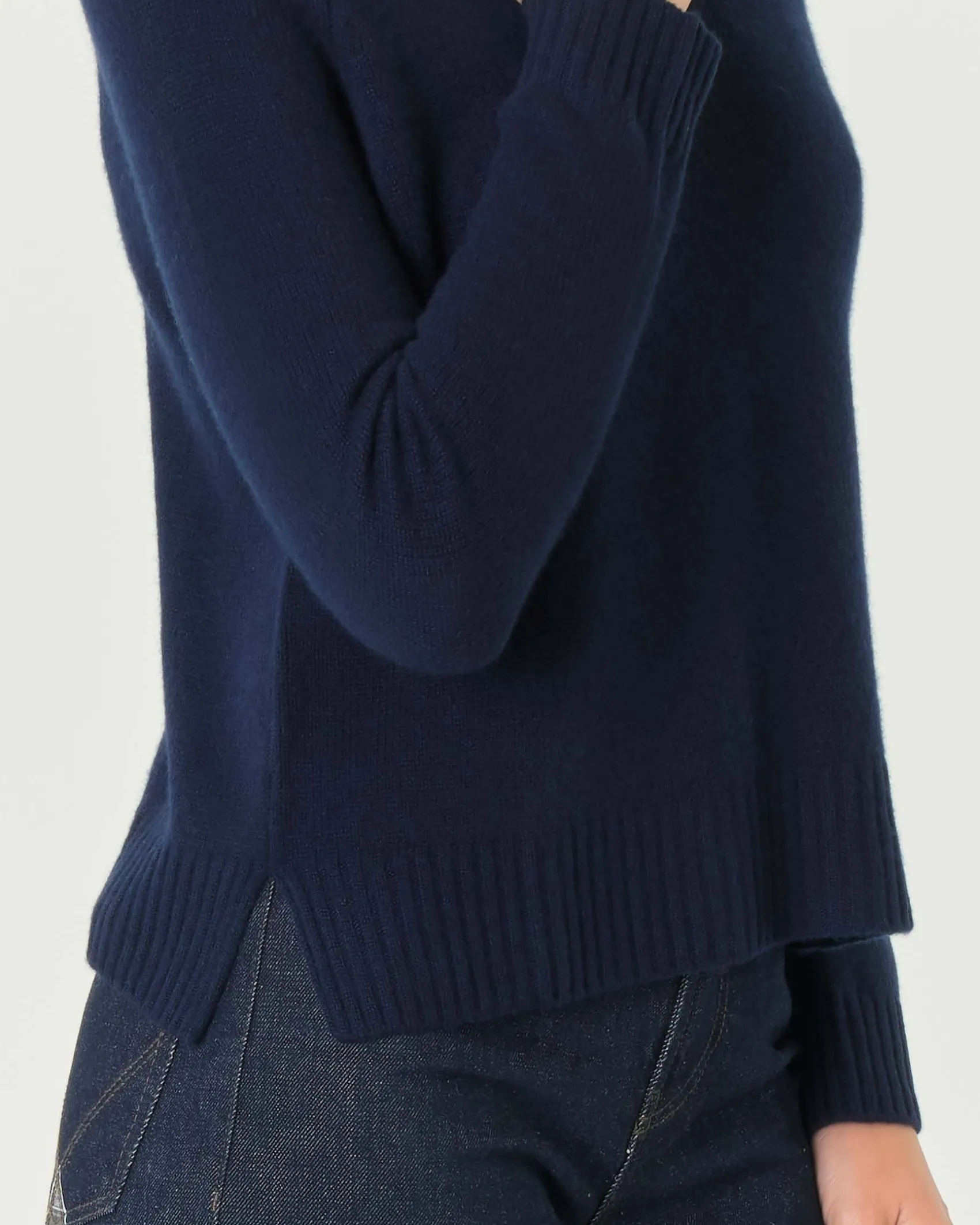 Maglia blu in cashmere con scollo tondo e spacchetti laterali
