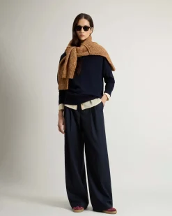Maglia blu Woolrich in lana e cashmere dalla linea boxy con scollo tondo