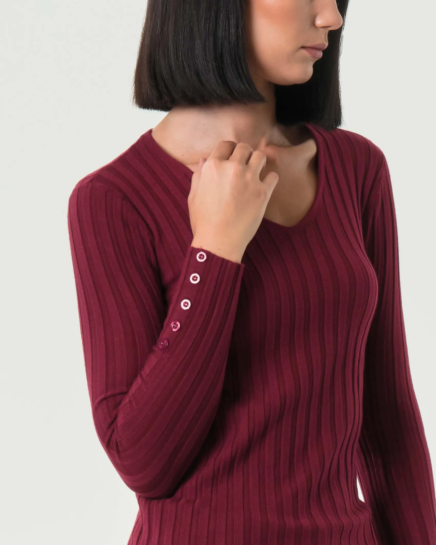 Maglia bordeaux Hlo! in misto viscosa a coste piatte con scollo a V e bottoncini lungo i polsini