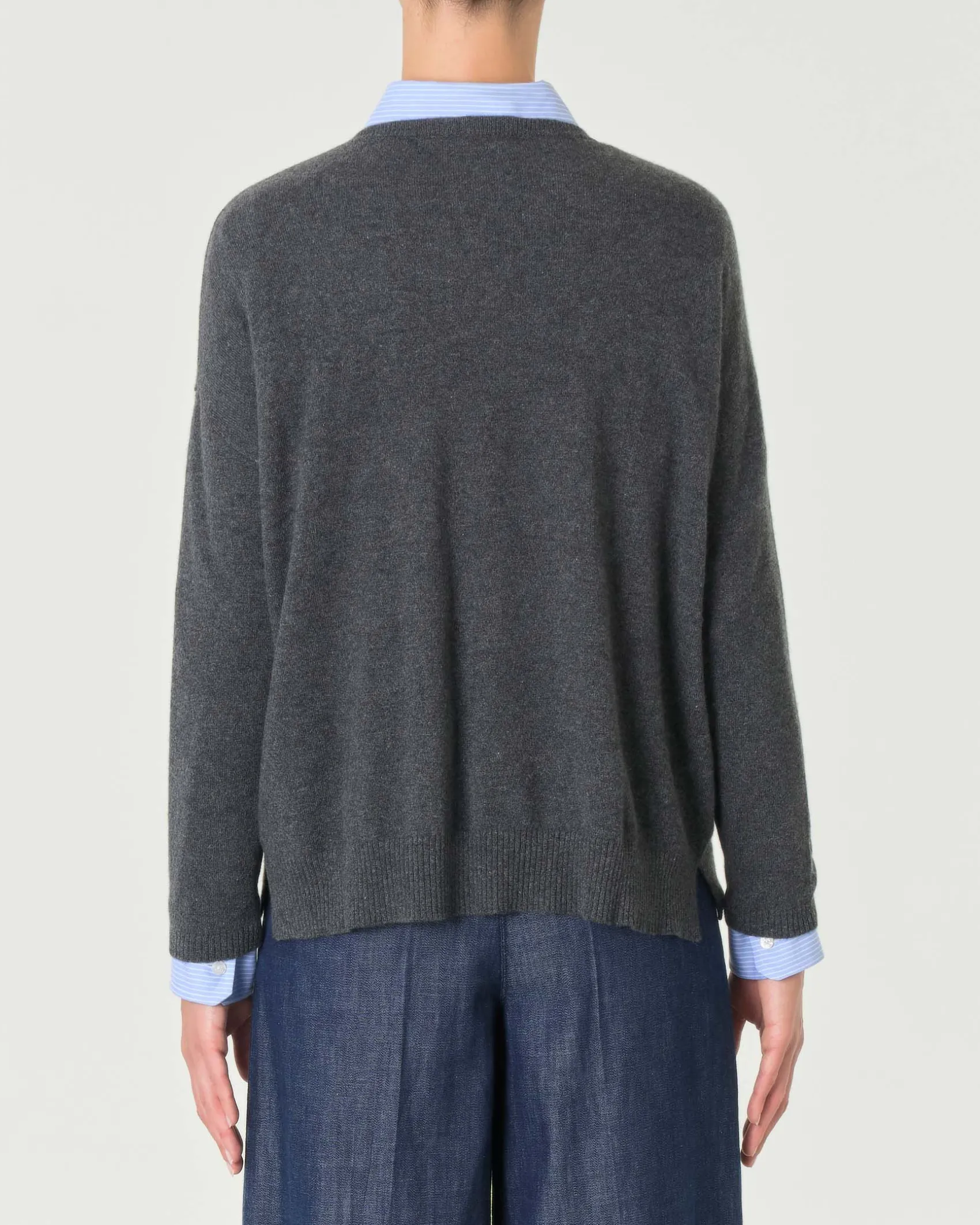 Maglia boxy grigio antracite in puro cashmere con scollo a V