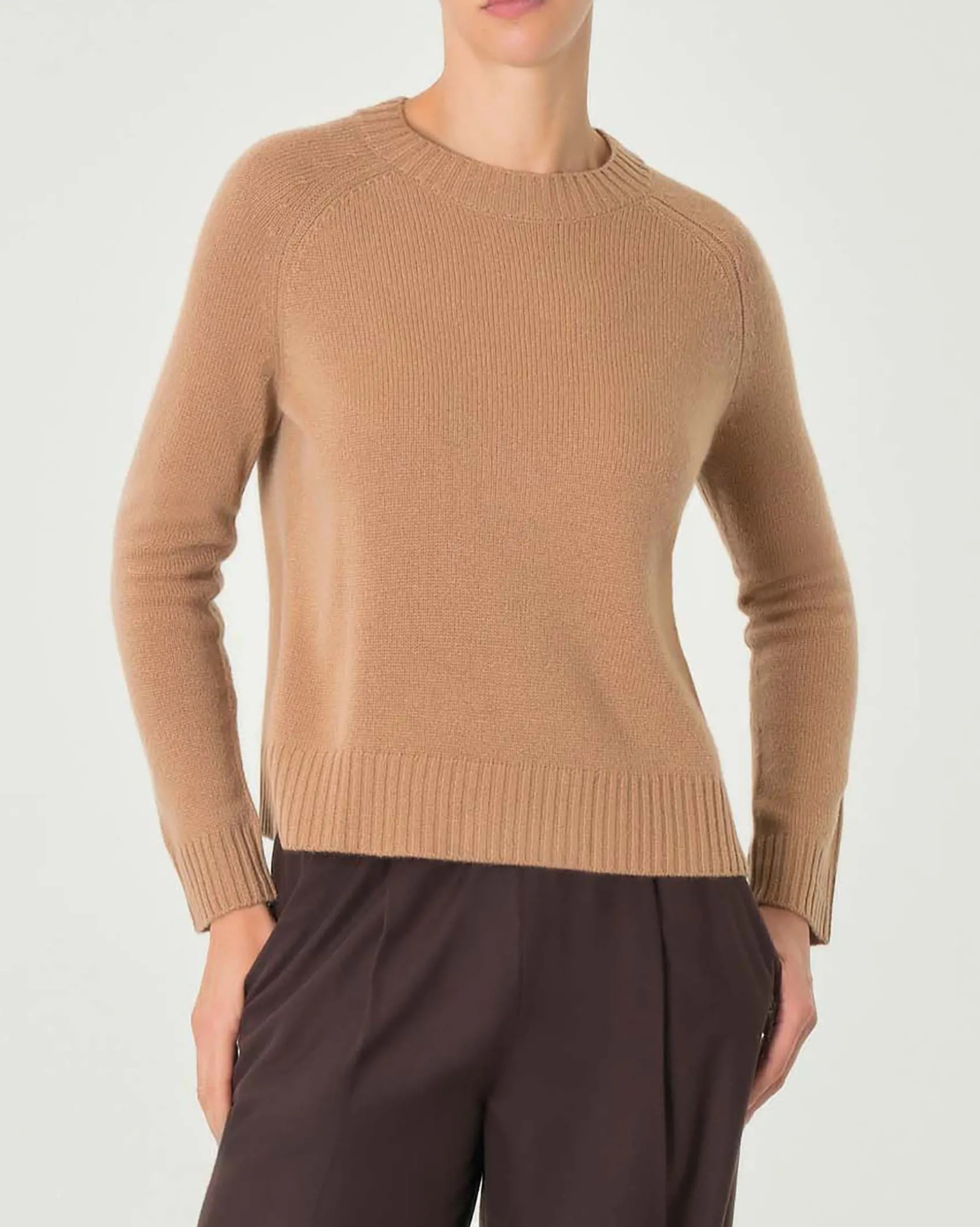 Maglia color cammello in cashmere con scollo tondo e spacchetti laterali