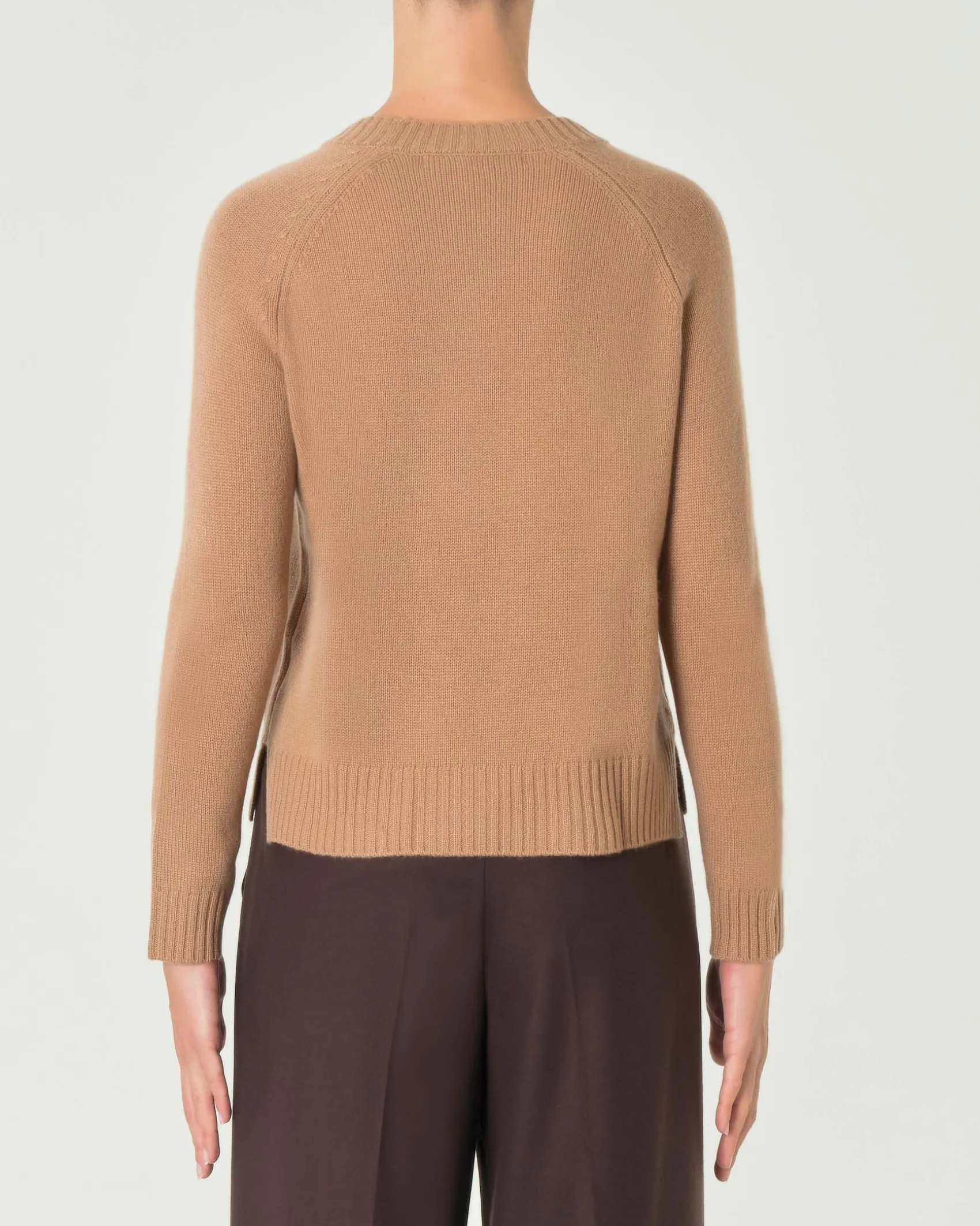 Maglia color cammello in cashmere con scollo tondo e spacchetti laterali