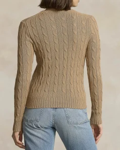Maglia color cammello lavorata a trecce in puro cotone con logo ricamato a contrasto sul petto
