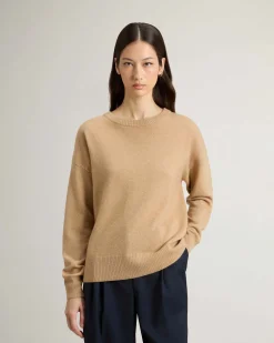 Maglia color cammello Woolrich in lana e cashmere dalla linea boxy con scollo tondo