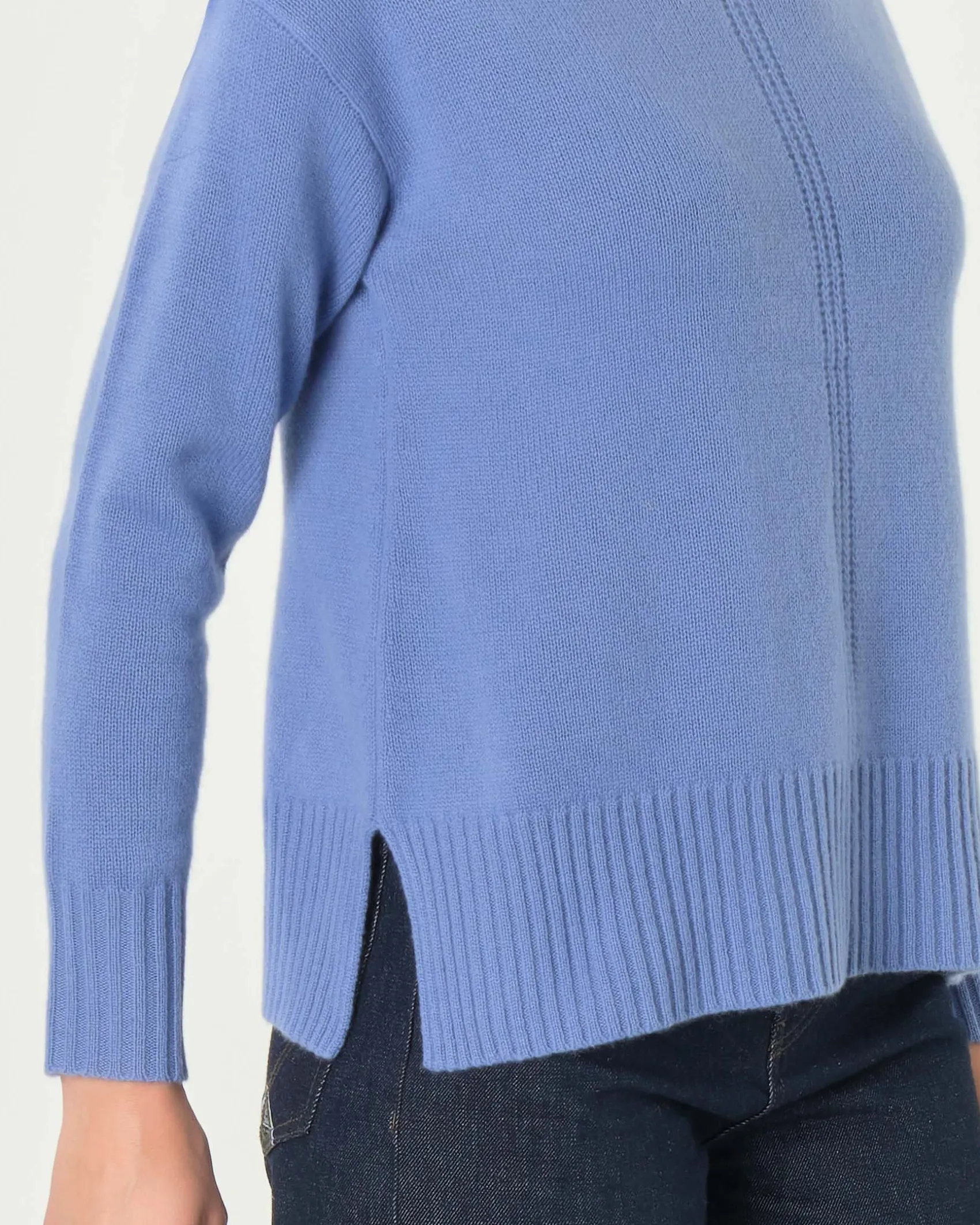 Maglia color denim in pura lana con lavorazione cardata verticale