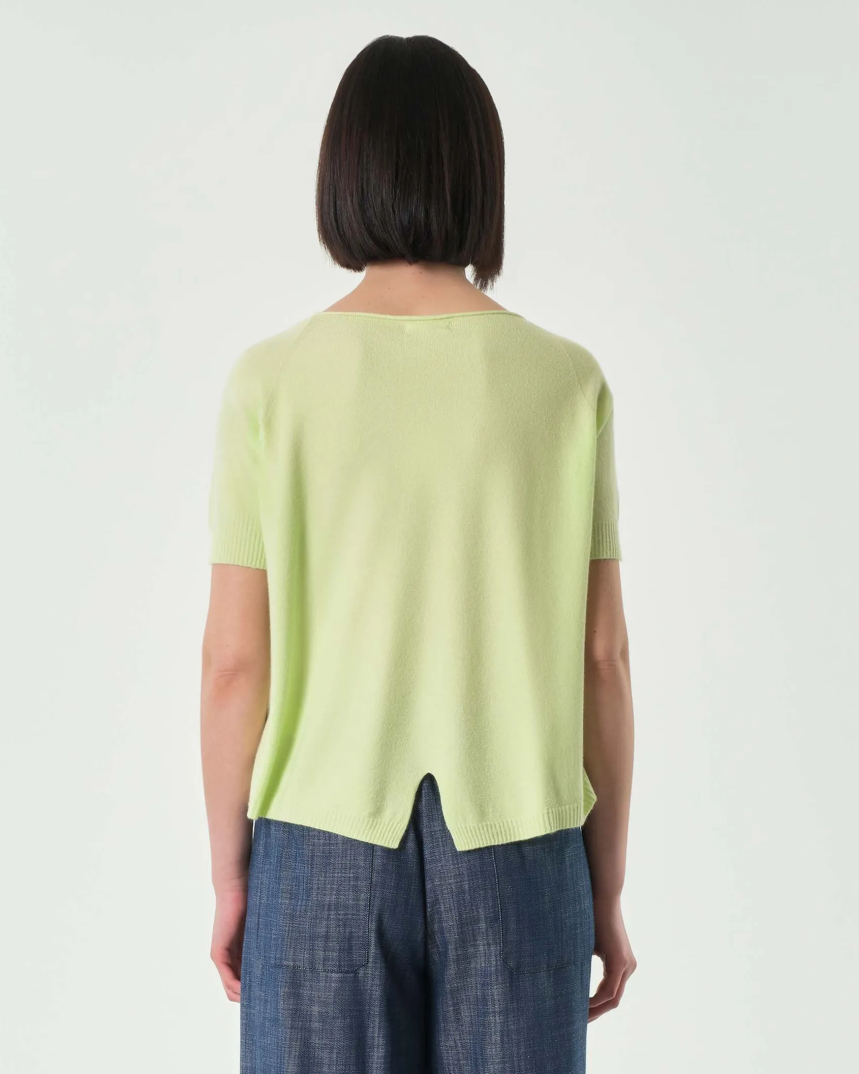 Maglia color lime in misto viscosa a maniche corte con spacchetto sul fondo posteriore