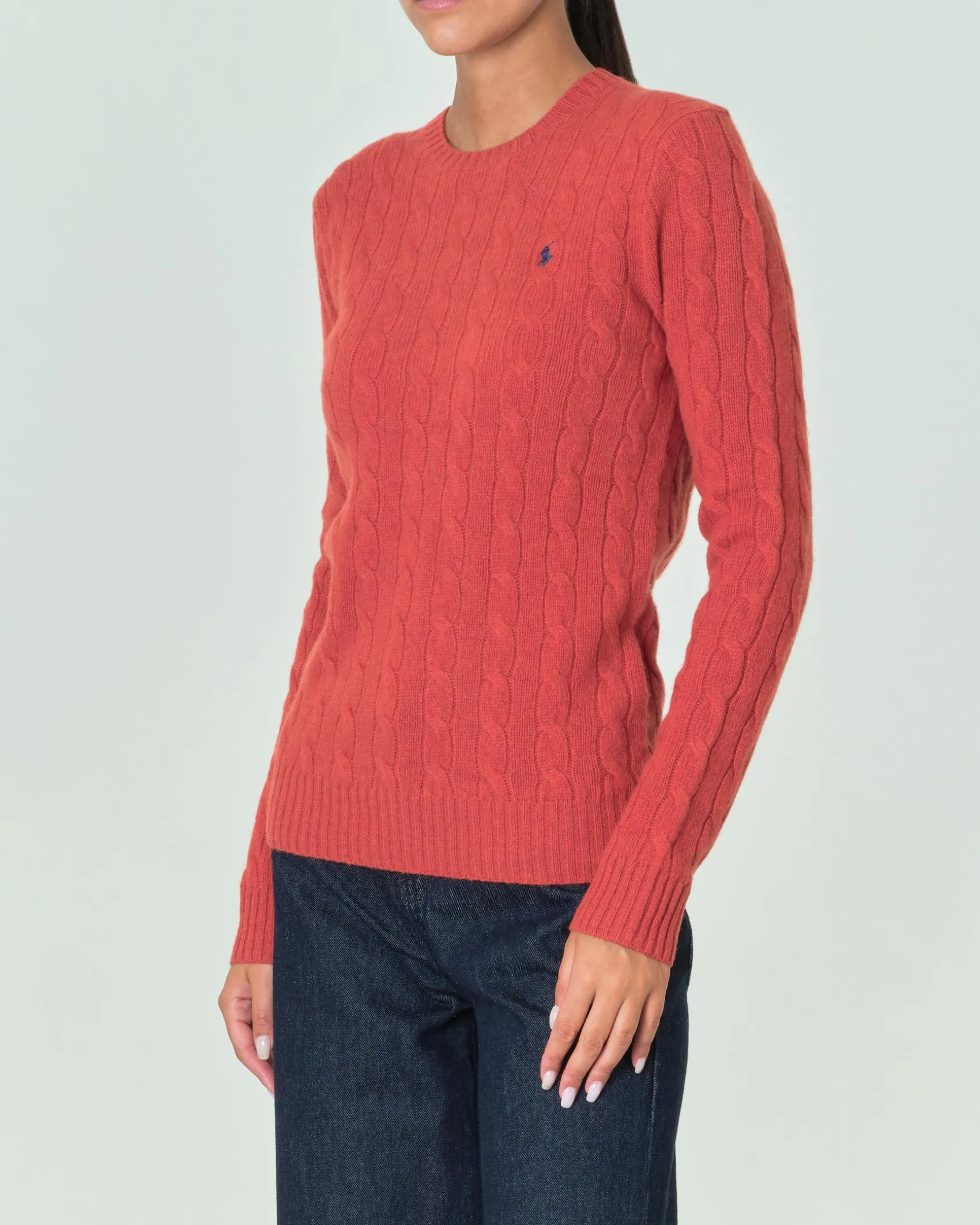 Maglia color mattone lavorata a trecce in misto lana e cachemire con logo ricamato a contrasto sul petto