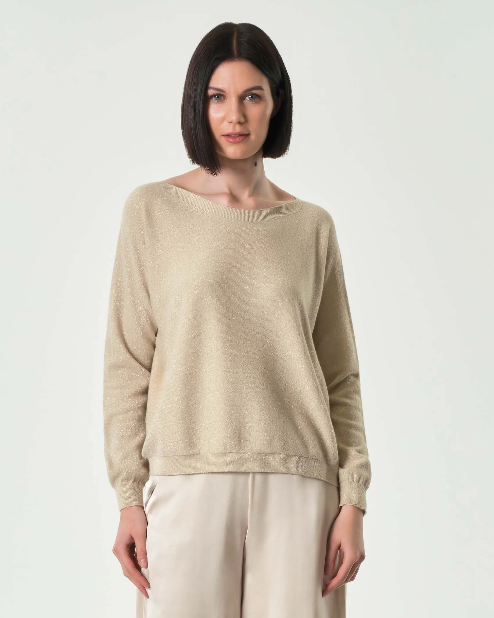Maglia color oro in misto viscosa con inserti in lurex e scollo a barchetta