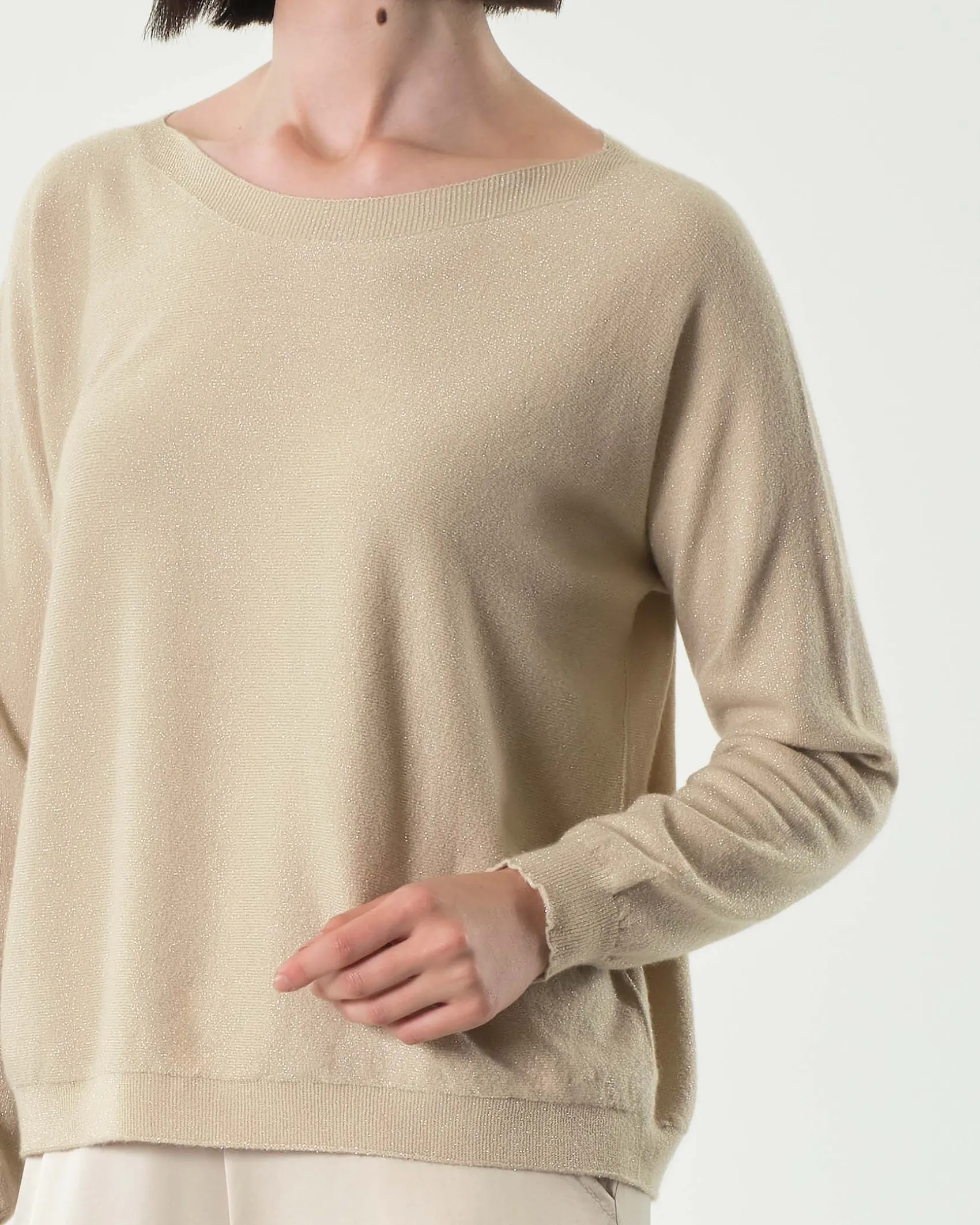 Maglia color oro in misto viscosa con inserti in lurex e scollo a barchetta